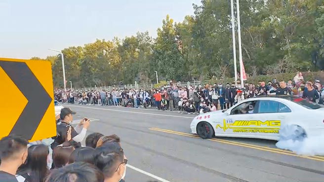 斗六市公所、云林观光协会4日合办「斗六运动赛事系列 0-400加速赛车暨时尚电音选手之夜」，1辆跑车起步后冒出白烟，随后失控撞上观眾。（本报资料照片）