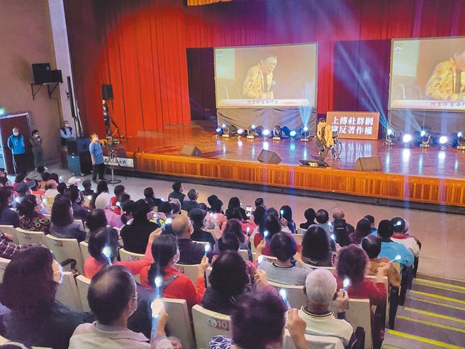 旺旺文教基金会、中国时报、中国电视发起的「让奉献成为一种荣耀」公益演唱会，5日在虎尾镇公所演出，超过800名志工参加。（周丽兰摄）