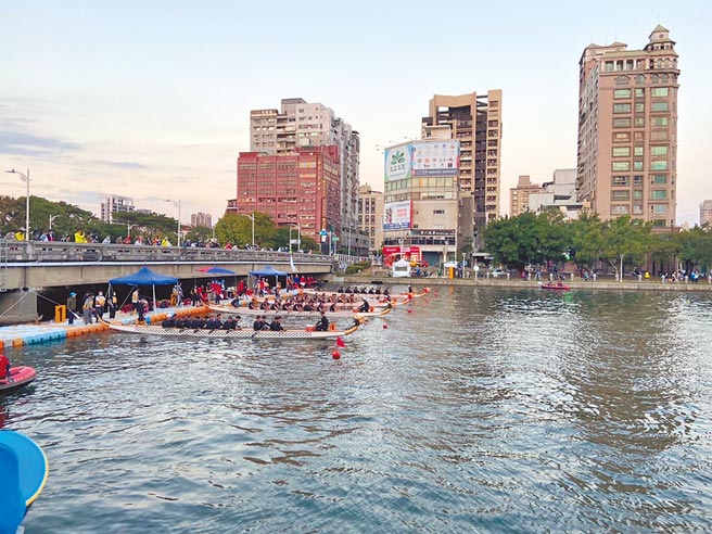 迈入第12年的「高雄城市杯全国龙舟锦标赛」4日起首度移师爱河举行，吸引超过90队、约2250位全国各地龙舟好手在爱河水域同场较劲。（高雄市府提供／洪靖宜高雄传真）