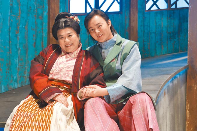 林美秀（左）、许富凯在《孟婆客栈》饰演母子。（公视台语台提供）
