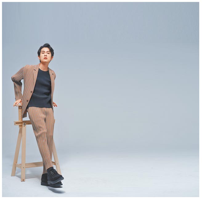 石知田过去常穿的很日系，这回挑战日本品牌完全没问题。Homme Plisse Issey Miyake千鸟飞纹标准领西装外套2万9300元、千鸟飞纹直筒长裤1万6300元、基本款圆领上衣6800元。（JOJ Photo摄）