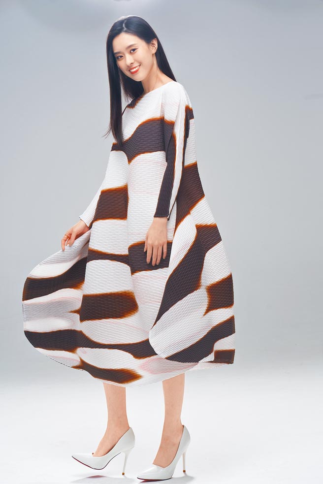 邱偲琹第一次穿上Issey Miyake，直说自己变身小公主。Issey Miyake 暮光潮汐洋装5万800元。（JOJ Photo摄）