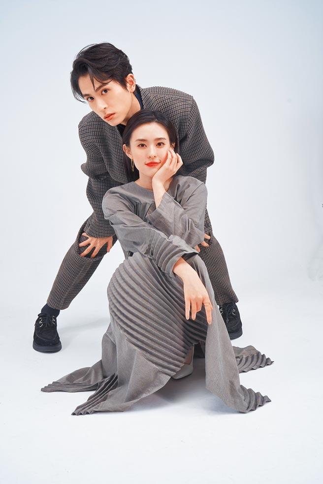 石知田（后）、邱偲琹在拍摄现场十分有默契，连摆Pose都超有CP感。石知田身穿Homme Plisse Issey Miyake毛呢绉褶无领西装外套3万300元、毛呢绉褶修身裤1万7800元、经典棉织高领长袖上衣1万7800元；邱偲琹身穿Issey Miyake幽谷潺流长版上衣4万5800元。（JOJ Photo摄）