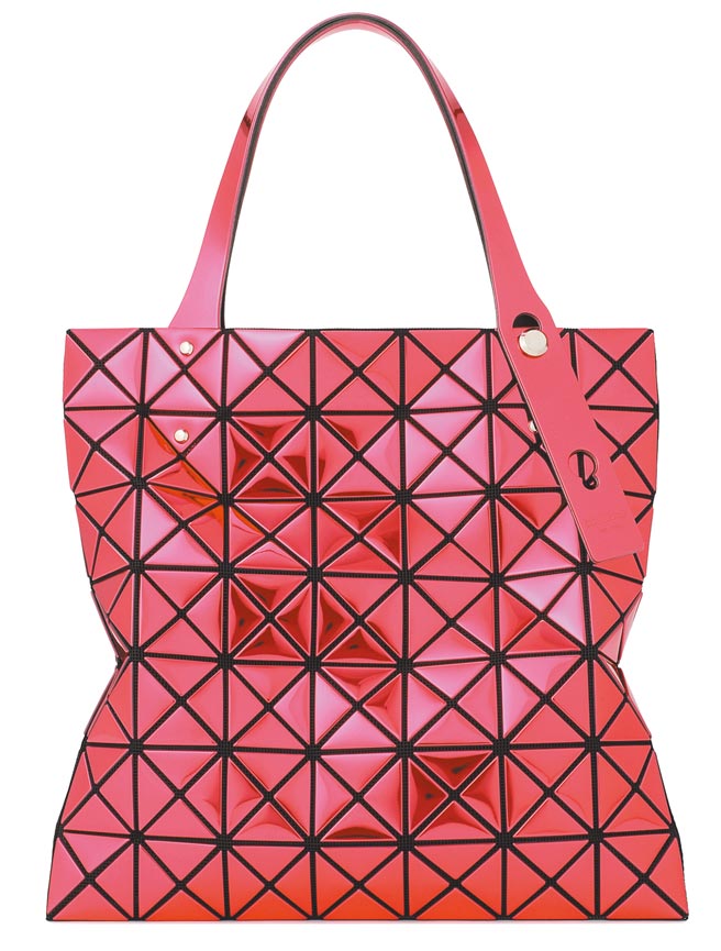 BAO BAO桃红色季节铝金S托特包，2万7600元。（君梵提供）