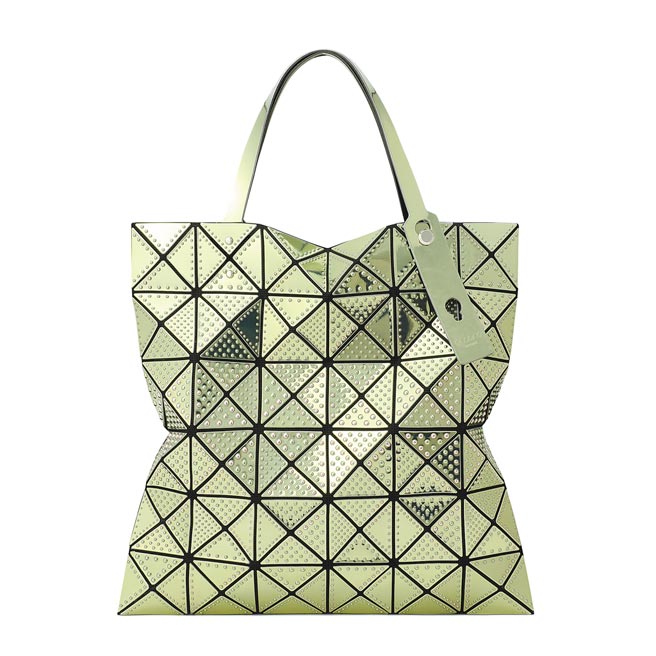 BAO BAO银绿色星铄铝金托特包，3万7600元。（君梵提供）