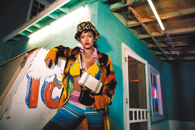 蕾哈娜不僅被Rimowa找上拍攝「旅行即生活」，她同時也是巴貝多共和國全新形象大使。（Rimowa提供）