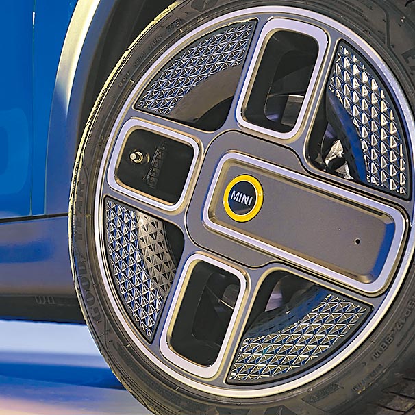 MINI Electric電動車專屬17吋Power Spoke鋁圈，以英式插頭為靈感延伸出獨一無二的幾何設計，未來感十足。（汎德提供））
