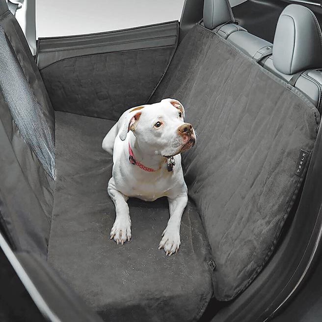 Tesla「車用寵物坐墊」以透氣柔軟的抓絨材質打造，能有效阻隔腳印、毛髮與污漬。（Tesla提供）