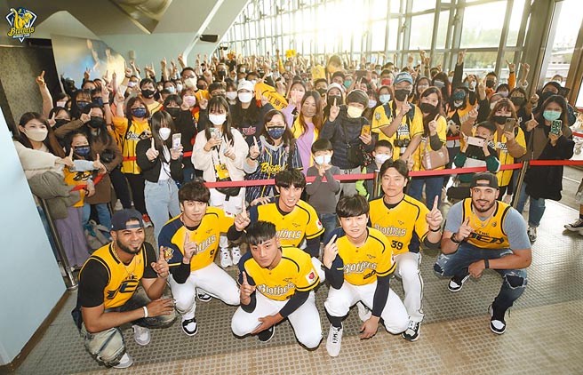 中信兄弟球员罗杰斯（左起）、王威晨、吴俊伟、陈文杰、詹子贤与象魔力到新庄体育馆为篮球队助拳。（中信兄弟提供）