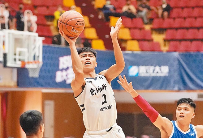 高雄师大魏莨哲（左）昨拿UBA生涯新高的26分。（大专体总提供）