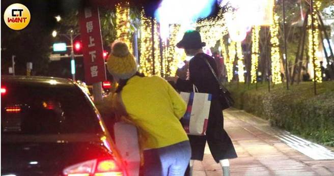Lulu與曾寶儀在信義區的百貨公司附近，各自搭乘男友的車子離開。（圖／攝影組）