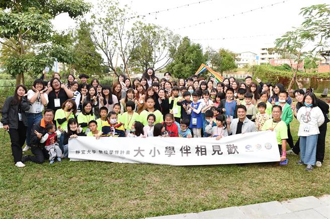 静宜大学期望「1=3」所扶助的弱势学生，以所学专业投入「数位学伴」，发挥回馈与互助精神启动善的循环。（静宜大学提供）