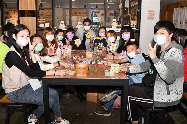 静宜大学「数位学伴」计画108年到110年间串联起351位大学生，与9所偏乡学校513名学童的学习网络。（静宜大学提供）