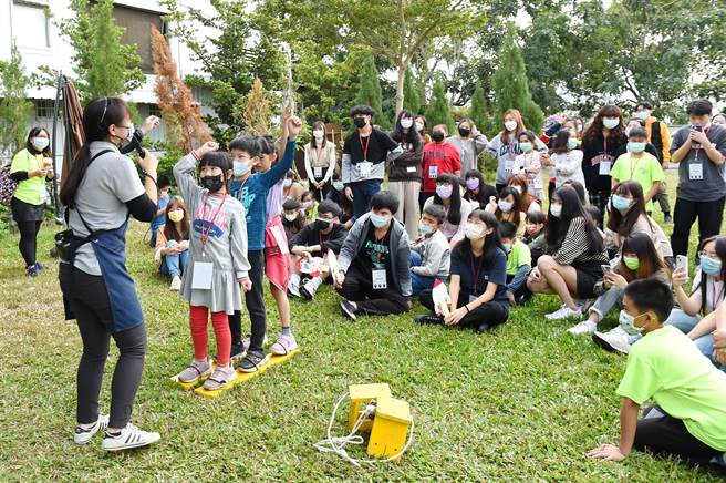 静宜大学透过「大小学伴相见欢」活动，让平时只透过视讯互动的大小学伴，有直接交流机会。（静宜大学提供）