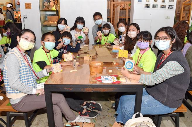 静宜大学藉由「大小学伴相见欢」活动，拉近彼此距离、提升学习动机与成效。（静宜大学提供）