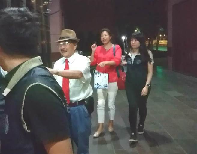 张秀叶（中）涉嫌用餐会方式贿选。本报资料照片