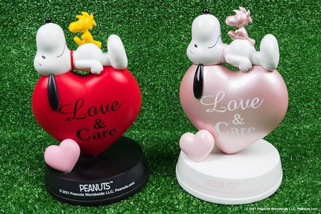 限量爱心公仔-红，2480元（左起）；限量爱心公仔-香槟，2680元，9日开始贩售。（新光三越提供）