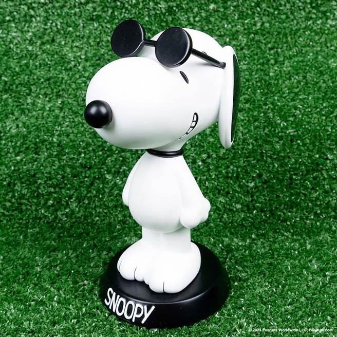史努比JOE COOL 50周年纪念公仔，全球限量500只，2680元。（新光三越提供）