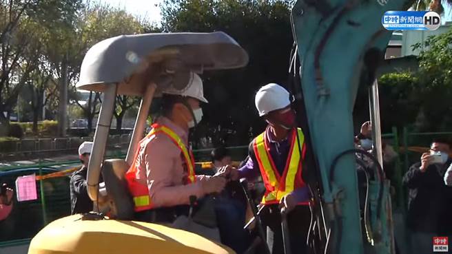 顏宽恒自行拆除违建。（中时新闻网直播画面）