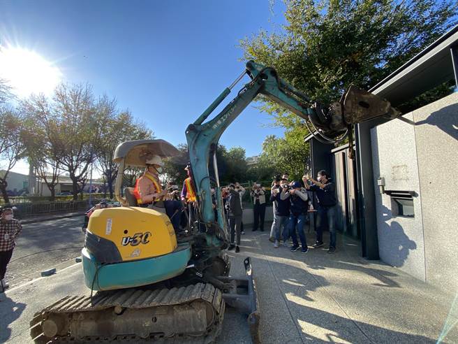 違章拆了！顏寬恒開怪手敲下第一塊磚。（盧金足攝）