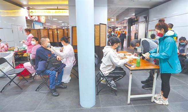 全联打疫苗「随到随打」网路讨论破万！赠品、动线、疫苗保存最热议。（图／刘宗龙摄）