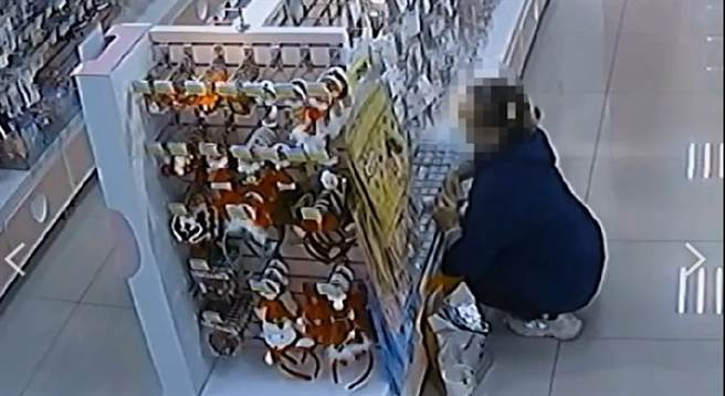 高市林姓女子蹲在商店賣場陳列架挑選商品，事後部分商品未結帳遭店家攔下。（翻攝照片／石秀華高雄傳真）
