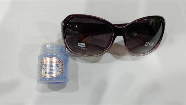 林女背袋中有標籤被撕毀的太陽眼鏡。（翻攝照片／石秀華高雄傳真）