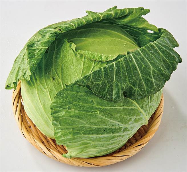 家樂福有機高麗菜，每粒約600克，79元。（家樂福提供）