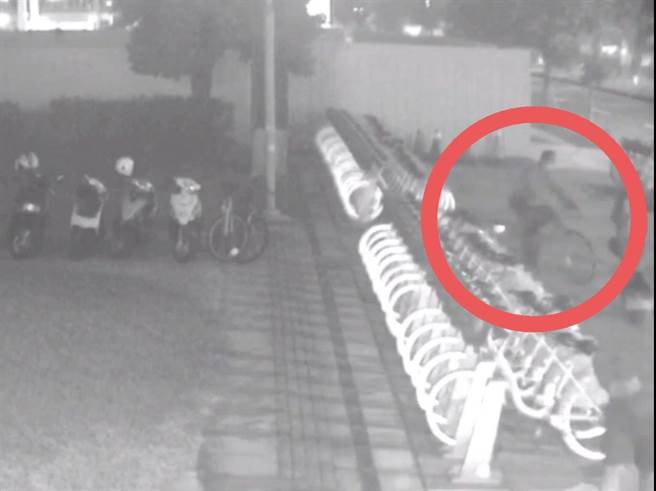 王嫌看脚踏车没上锁起歹念将车直接走。（翻摄照片／洪靖宜高雄传真）