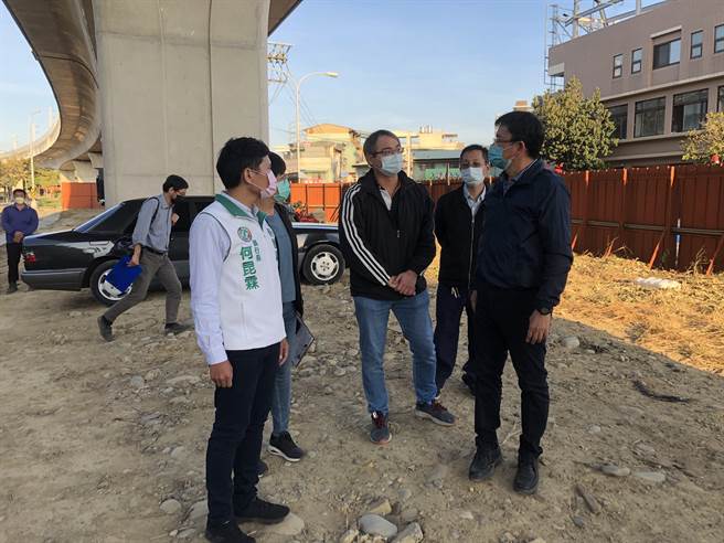 铁路高架化后，位于东区进化路和南京路口的公园预定地却迟迟没有动工任其閒置，立委黄国书邀集台铁局、台中市政府有关单位一起会勘研议土地儘速活化。（冯惠宜摄）