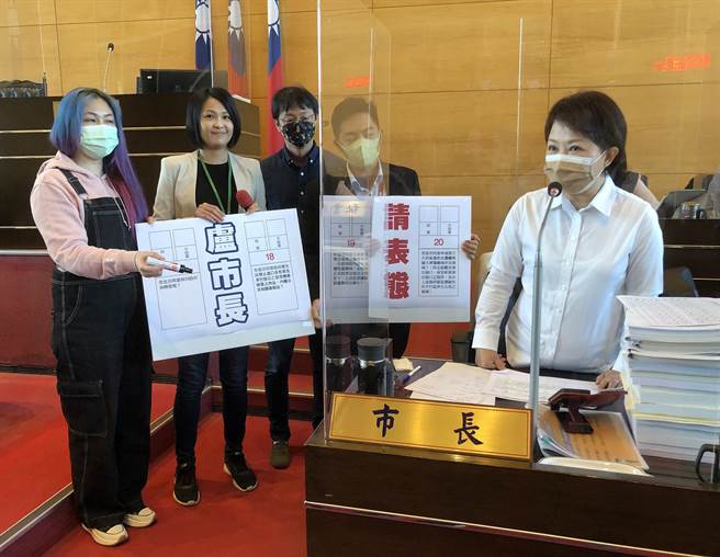 市议员张家铵（左二）等，今天针对四大公投议题要求市长卢秀燕（右）表态。（陈世宗摄）