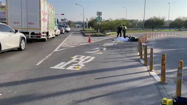 麻豆國道1號南下入口聯結車撞死騎士肇逃。(讀者提供／劉秀芬台南傳真)