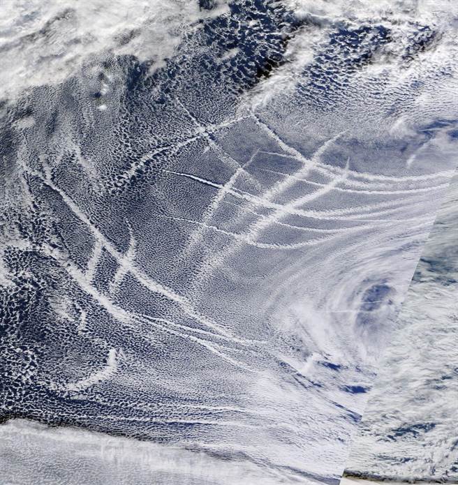 气象局长郑明典指出，这些云迹线，是因为轮船废气所产生，代表着海运非常繁忙。(翻摄自 郑明典脸书)