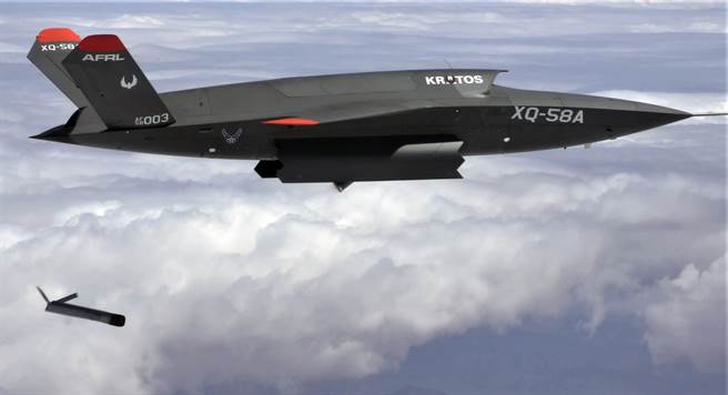 分析认为，美国空军部长肯达尔（Frank Kendall）所说的神秘无人战机，很可能是「空中博格」（Skyborg），或是衍生计画，图为XQ-58A「女武神」（Valkyrie）无人战机投放ALTIUS-600小型无人机系统的画面。（美国空军）