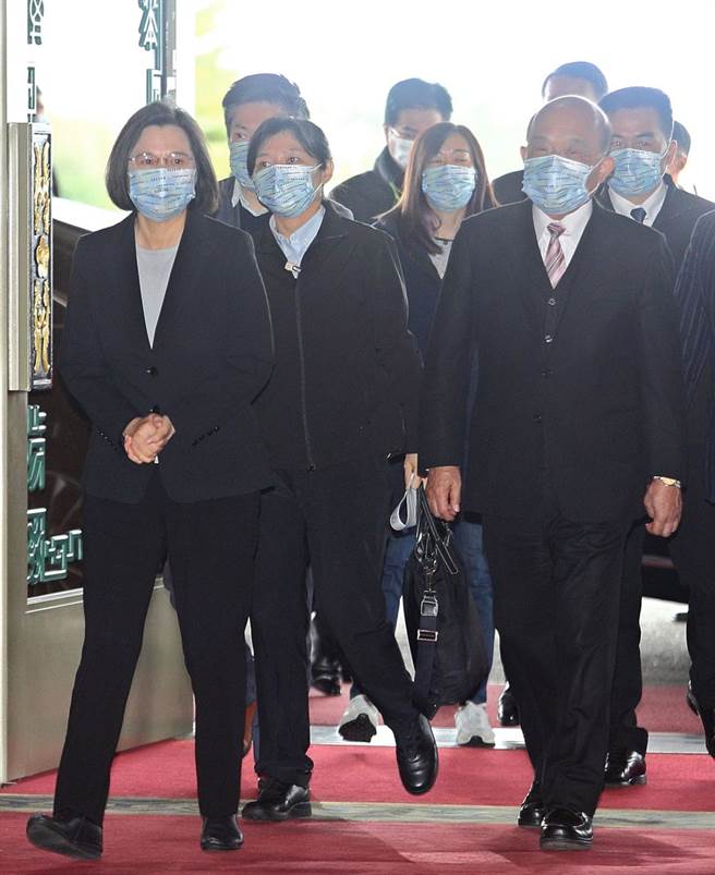 蔡英文总统（左）与行政院长苏贞昌（右）7日出席2021南岛民族论坛。（张铠乙摄）