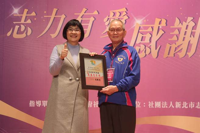 79歲的蔡勝雄（右）擔任志工逾20年，長期深耕於訪視獨居長者，獲「長益志工獎」。（陳慰慈攝）
