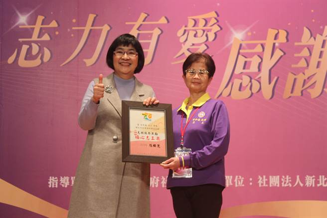 志工張素蘭（右）長期到行動不便的獨居老人家中剪髮，獲 「福心志工獎」。（陳慰慈攝）