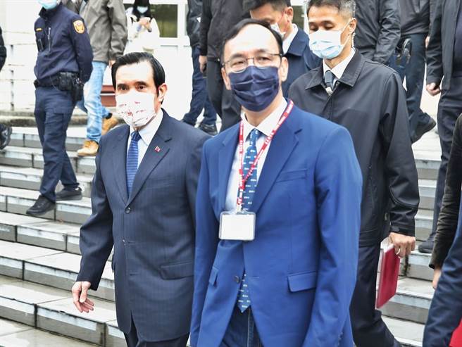 国立政治大学图书馆暨社会科学资料中心7日举行中国国民党党史檔案启用典礼暨檔案应用讲座，前总统马英九（左）、国民党主席朱立伦（右）一同出席。（杜宜谙摄）