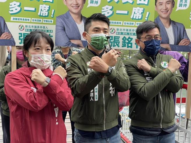 新北市議員擬參選人張銘祐、山田摩衣、卓冠廷今（7日）於新店合體掃街。（張銘祐提供）