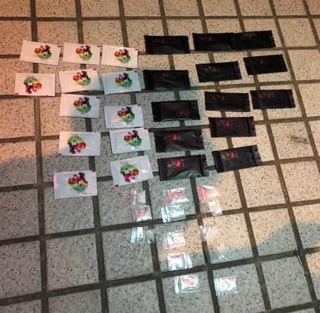 警方在現場查獲毒品咖啡包。（翻攝照片／李京昇苗栗傳真）