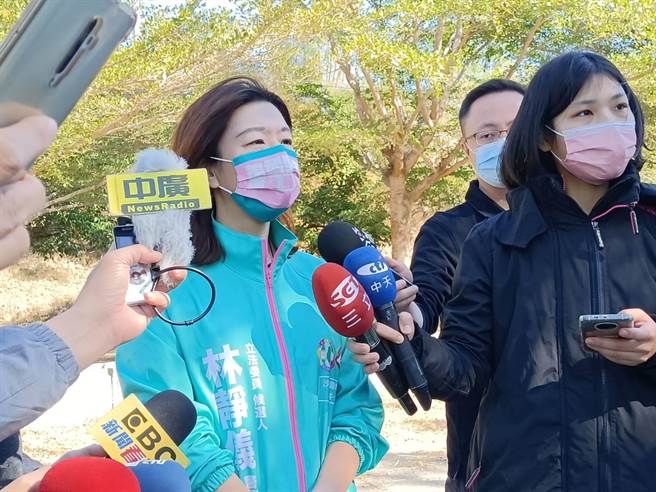 顏宽恒表示公保地地主使用权遭大大限缩，对手林静仪反击指顏在为自己脱罪。（陈淑娥摄）