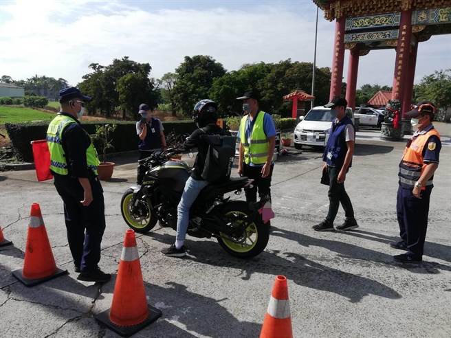 南橫梅山口至天池路段12月1日起開放通行，高雄市警方在當地實施交管並加強攔車取締。（翻攝照片／石秀華高雄傳真）