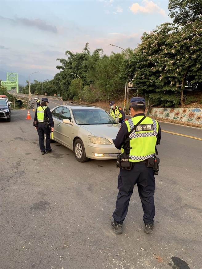 南橫梅山口至天池部分道路狹窄且停車空間有限，警方在重要路口設置截流管制點，實施勸導或管制上山。（翻攝照片／石秀華高雄傳真）