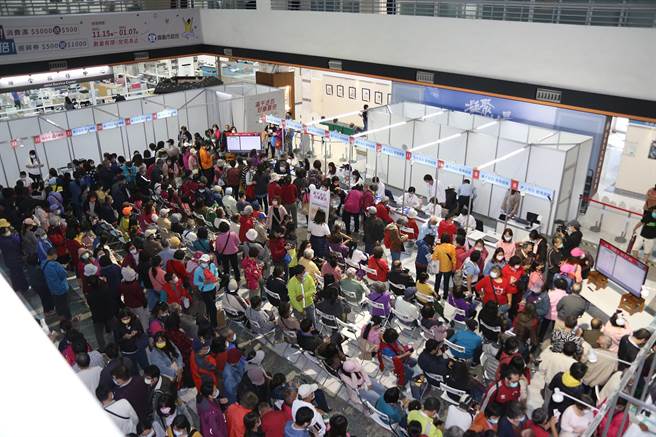 嘉义市政府推出「满千送百，好康嘉倍」活动，市民、非市民都反应热烈，3周来，市政府大厅天天挤满排队等候人潮。（嘉义市政府提供∕吕妍庭嘉义传真）