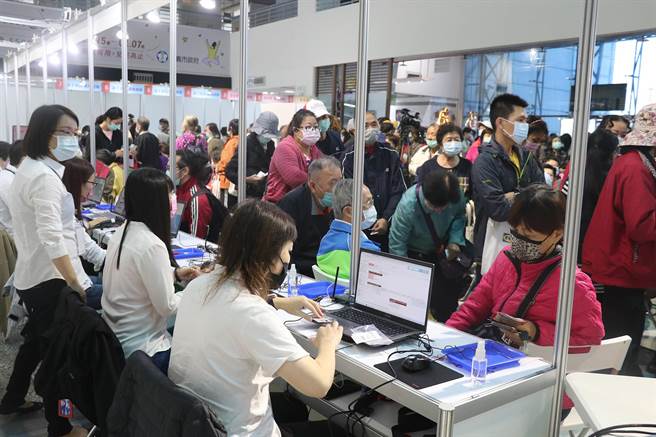 嘉义市政府推出「满千送百，好康嘉倍」活动，市民、非市民都反应热烈，3周来，市政府大厅天天挤满排队等候人潮。（嘉义市政府提供∕吕妍庭嘉义传真）