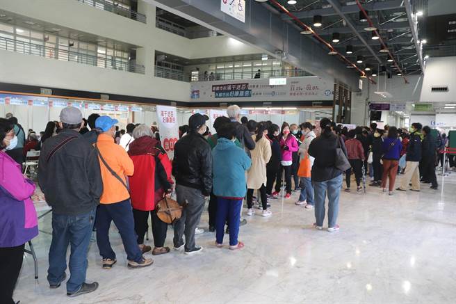 嘉义市政府推出「满千送百，好康嘉倍」活动，市民、非市民都反应热烈，3周来，市政府大厅天天挤满排队等候人潮。（嘉义市政府提供∕吕妍庭嘉义传真）