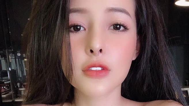 越南性感DJ「Ngan 98」近日在IG上曬出火辣穿搭，令網友噴鼻血。（圖／IG@ngannn.98）