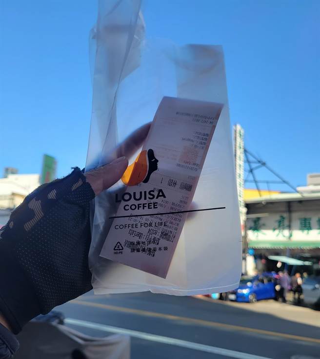 妹子花了30元买路易莎的一元塑胶袋，外送员一看直呼，「这是我接到最奇葩的订单」。（图／翻摄脸书社团爆废公社公开版）