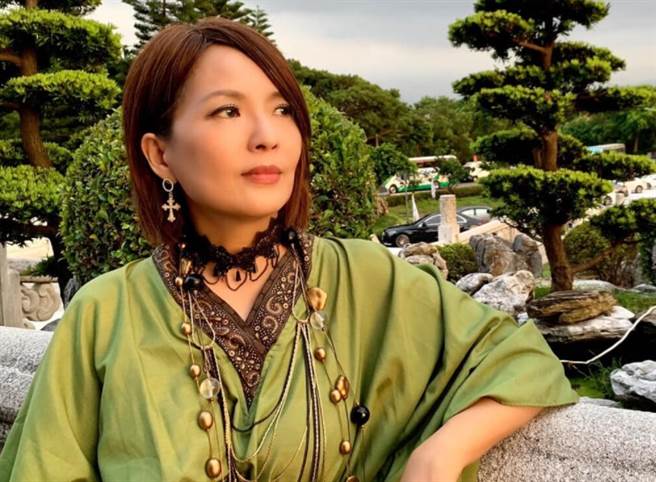 何方是歌手，同时也是广播主持人。(图/翻摄自何方脸书)