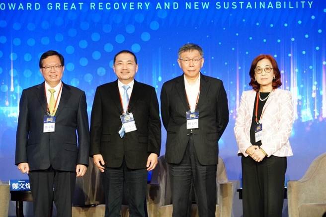 桃园市长郑文灿（左起）、新北市长侯友宜、台北市长柯文哲7日参与远见高峰会，畅谈城市抗疫学。（台北市政府提供／张立勋台北传真）